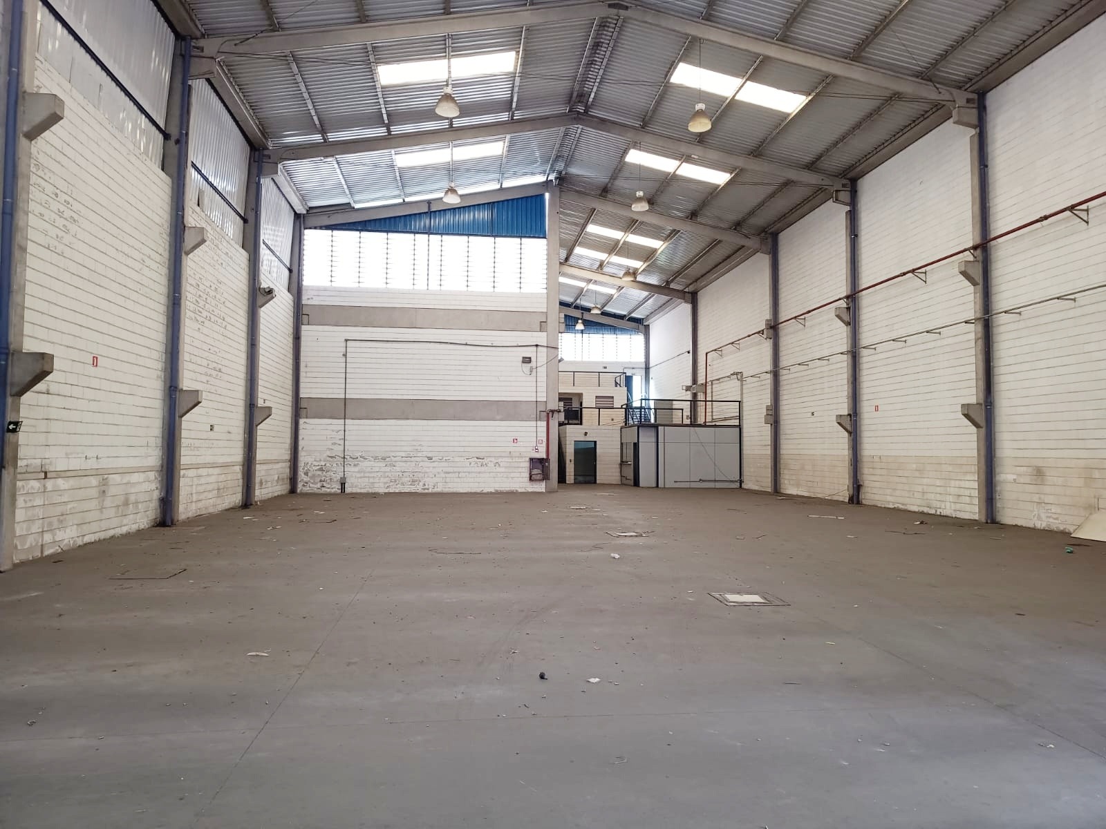 Galpão Comercial com 938.79m² para Aluguel e Venda – Diadema