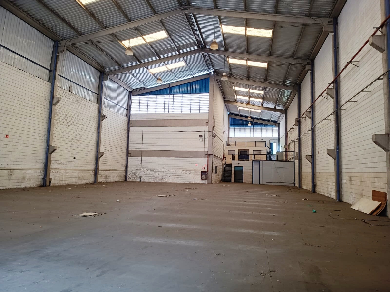 Galpão Comercial com 938.79m² para Aluguel e Venda – Diadema