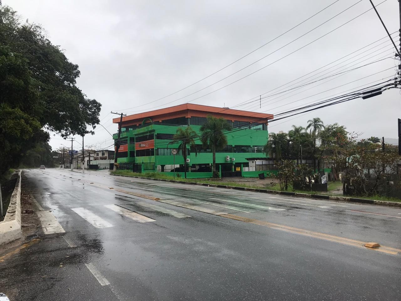 Galpão Comercial com 3550m² para Aluguel – Guarujá