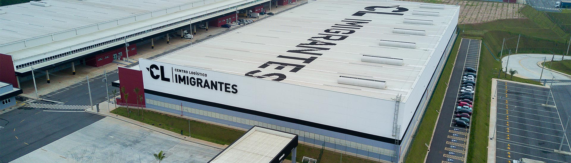 Vista aerea do CL Imigrantes 1, condominio logistico da Sanca em Sao Bernardo do Campo, com a marca CL Imigrantes na fachada do bloco