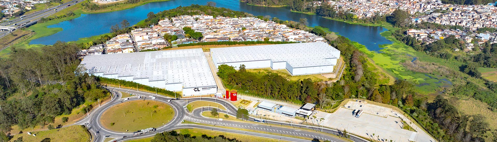 Vista aérea do CL Imigrantes 4, condomínio logístico em São Bernardo do Campo, com os dois blocos e o acesso pela Rodovia dos Imigrantes