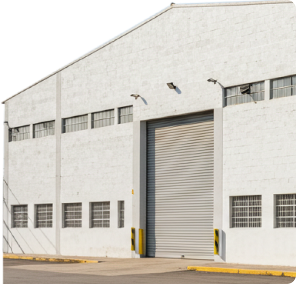 Fachada de galpão industrial branco com porta de enrolar